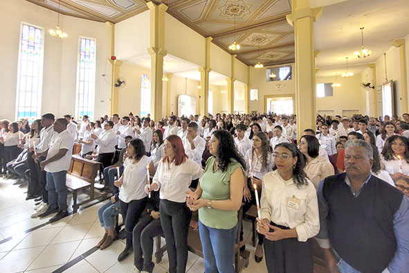 Sagrada Família realiza Crisma de 118 jovens e adultos