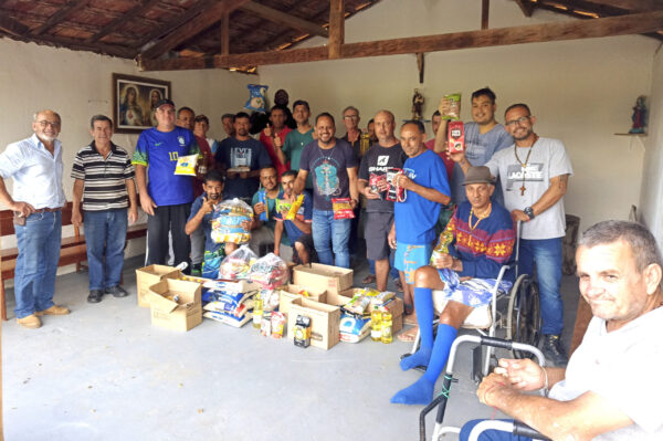 Paróquia São Cristóvão entrega 3,5 toneladas de alimentos a entidades