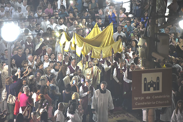 Procissão de Corpus Christi reúne milhares de fiéis no centro da cidade