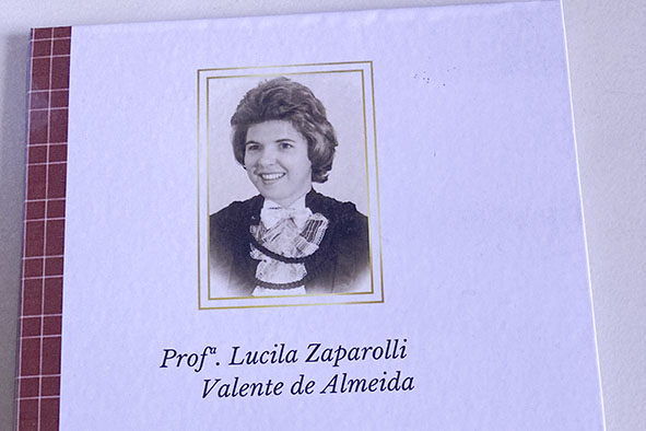 Cerimônia de Entrega de Livro Fotobiográfico em Homenagem à Professora Lucila Zaparolli Valente de Almeida