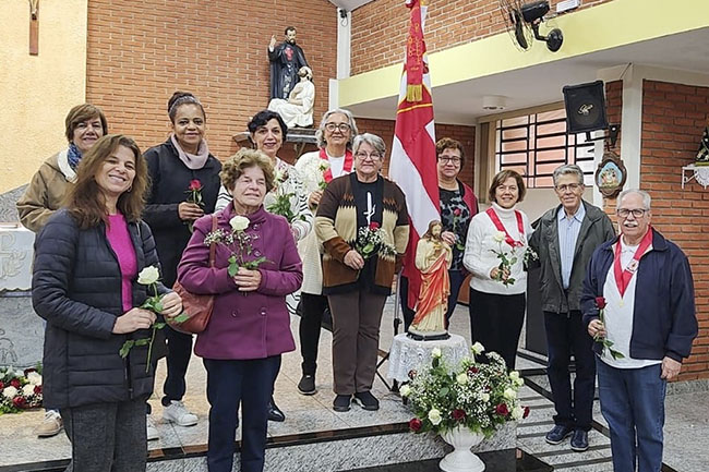 Adoração no Cenáculo na paróquia São Camilo