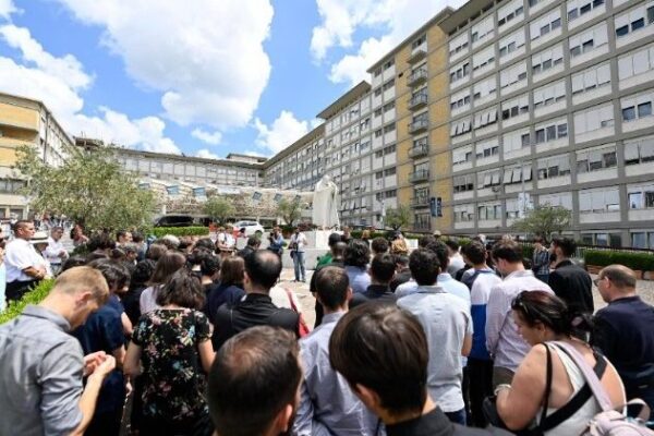 Acompanhado espiritualmente pelos fiéis, Papa Francisco rezou o Angelus de forma privada