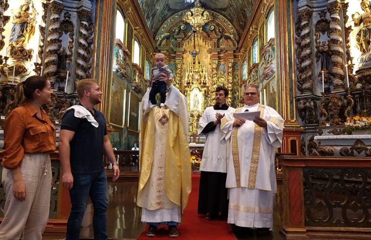 Apresentação de crianças para o batizado na Candelária