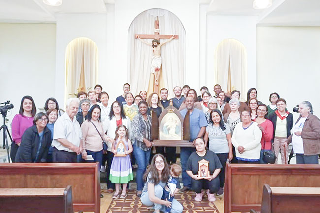 Mãe Peregrina visita Paróquia Aparecida