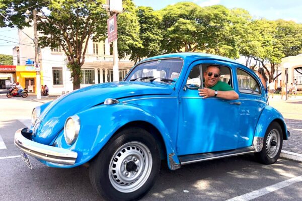 “Tobias, o Fusca do padre” ajuda na construção de uma nova igreja