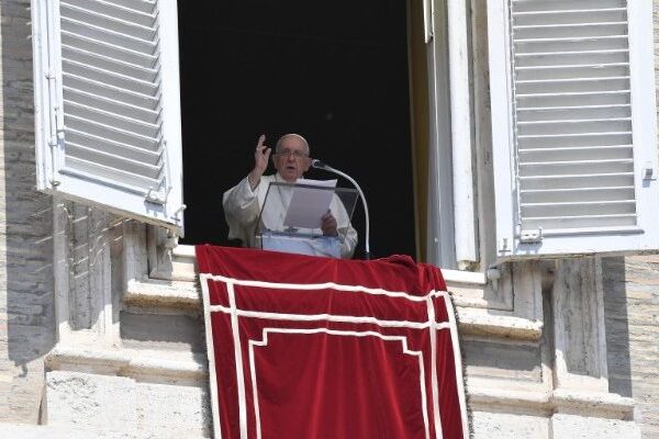 Papa Francisco: “quem ama sabe mudar, se deixa mover e se comove”