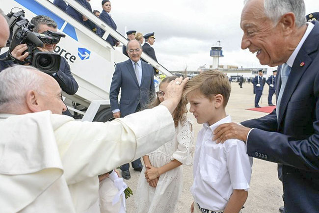 Papa chega a Lisboa: “Voltarei rejuvenescido”, diz a jornalistas no voo