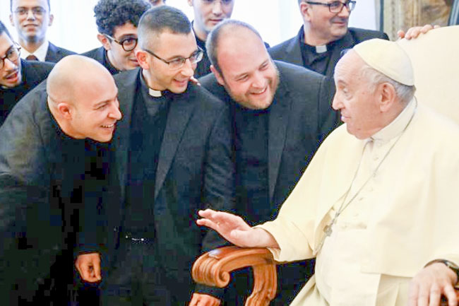 Papa aos sacerdotes de Roma: trabalhar com os leigos e tomar cuidado com o clericalismo