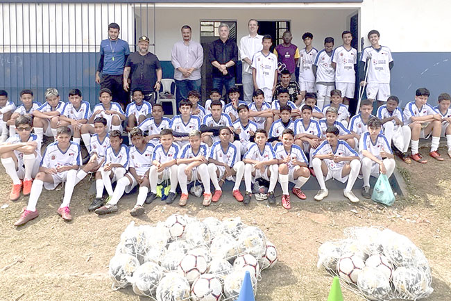 Alunos do Centro de Formação  Esportiva recebem uniformes