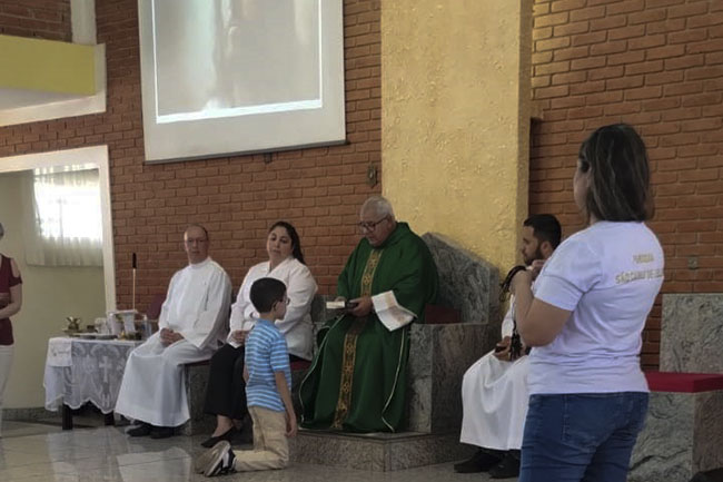 Entrega de Bíblias aos catequizandos na São Camilo