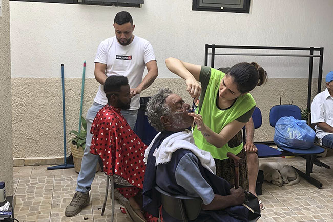 Sagrada Família realiza acolhimento a moradores de rua