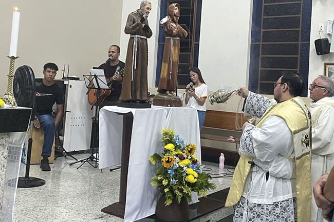 Missa de São Padre Pio na Sagrada Família