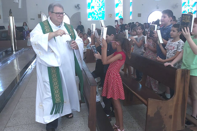 Entrega de Bíblias na São Cristóvão