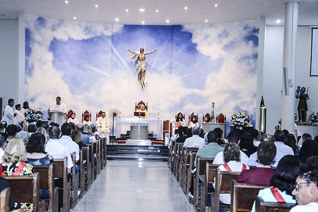 Igreja São Cristóvão renova espaço do altar