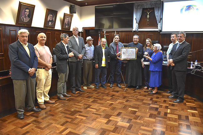 Padre Fernando recebe  Diploma e Medalha Padre Bento