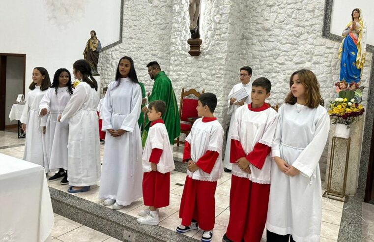 São João Batista acolhe novos acólitos e pequenos acólitos