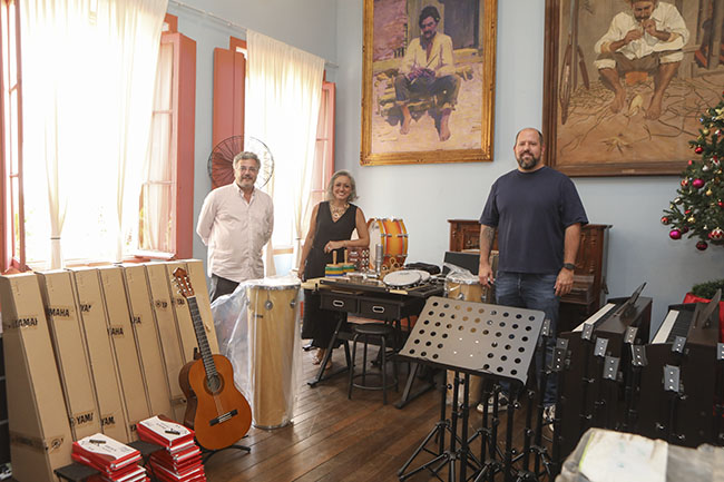 Emia recebe instrumentos doados  pela Tomorrowland Foundation