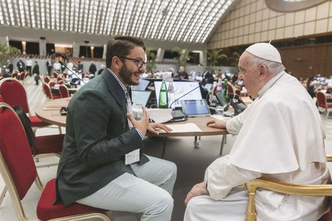 Papa assina uma “justificativa” para o membro mais jovem do Sínodo