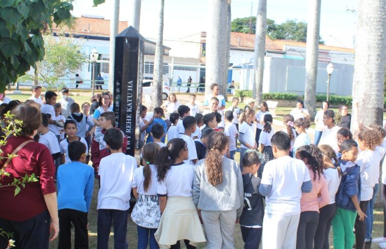 Crianças do Centro Madre Teodora realizam manifesto pela paz