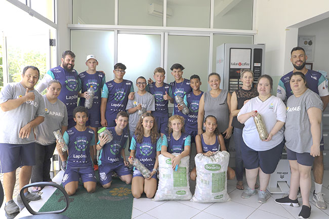 Alunos do núcleo de Itu da Escolinha de Triathlon fazem doação para a Apae