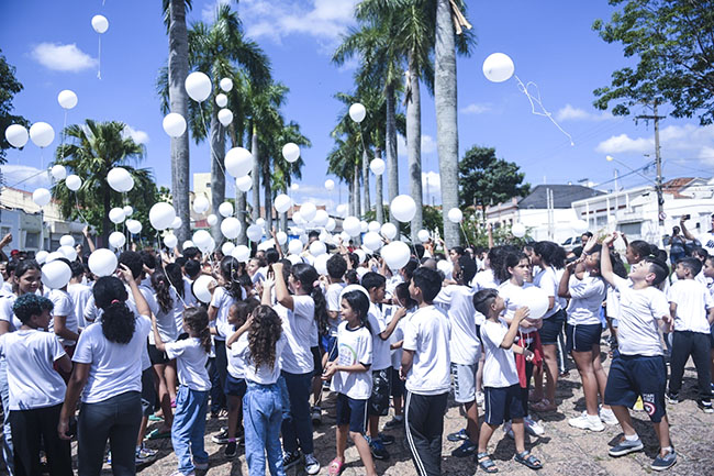 Pela paz entre as nações, nas famílias e nas escolas