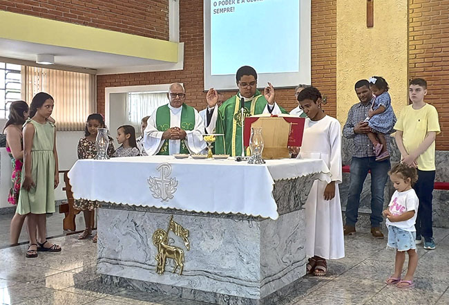 Missa de padre Allan na São Camilo