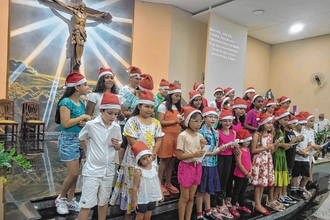 São José: encenação do Nascimento de Jesus e coral de Natal das crianças