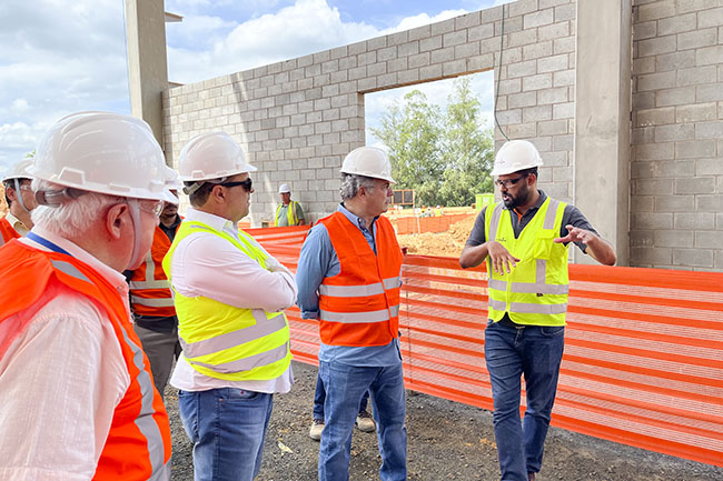 Autoridades ituanas realizam visita nas obras de instalação da empresa francesa Monin