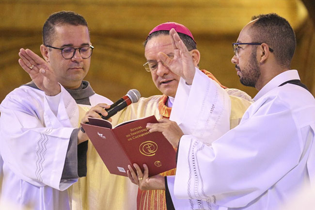 Em ritual inédito no país, Dom Leomar Brustolin confere o Ministério de Catequista a grupo de 19 catequistas