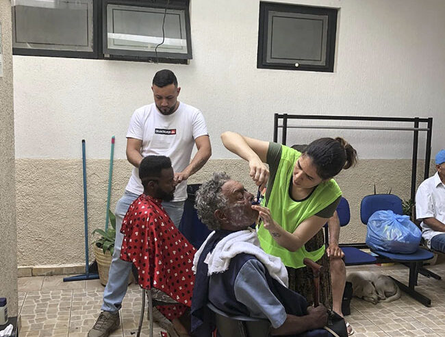 Paróquia Sagrada Família realiza acolhimento a moradores de rua