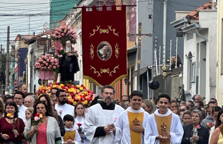 Procissão de Santa Rita reuniu centenas de fiéis