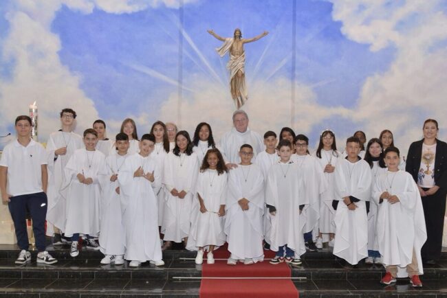 Primeira Eucaristia e coroação de Nossa Senhora na São Cristóvão