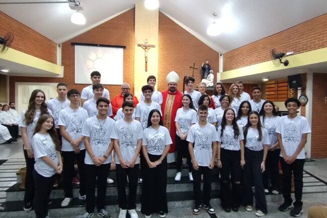 Paróquia São Camilo realiza Crisma de jovens e adultos