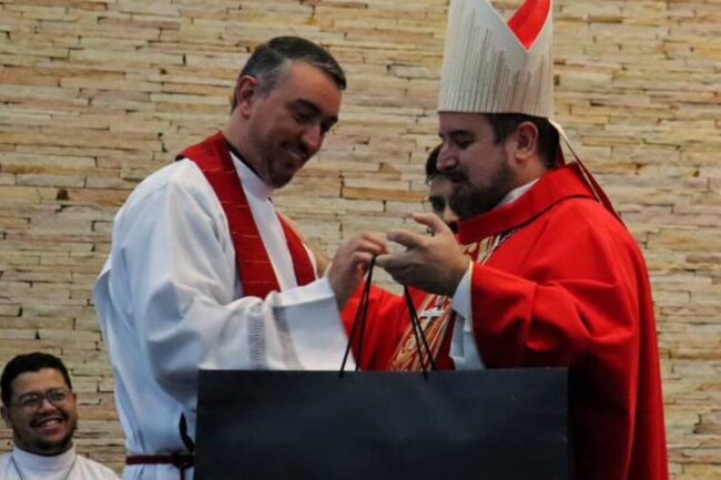 Dom Arnaldo celebra missa de envio de padre Leandro Megeto