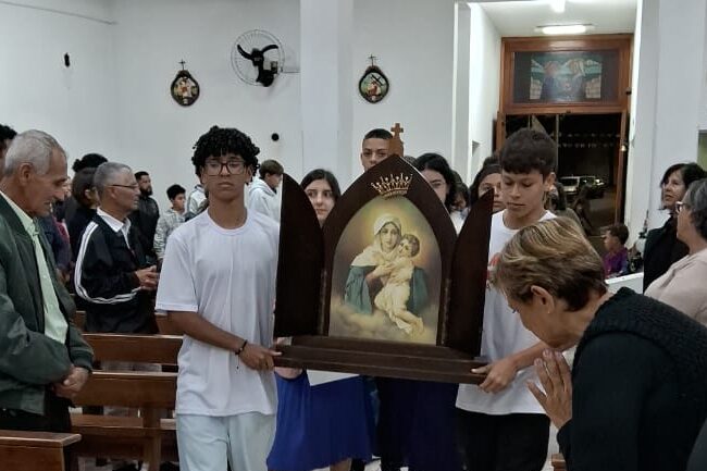 Paróquia São João Batista recebe Mãe Peregrina