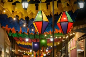 baloes-e-enfeites-coloridos-decorando-as-ruas-de-um-bairro-durante-a-festa-junina
