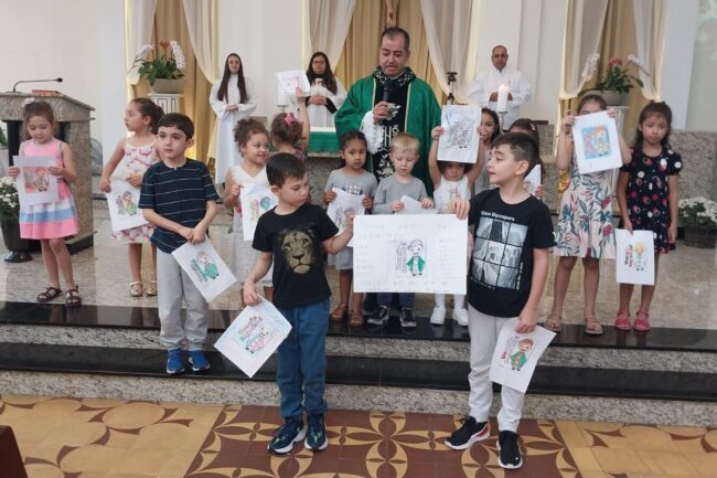 Crianças da Aparecida fazem homenagem pelo Dia do Padre