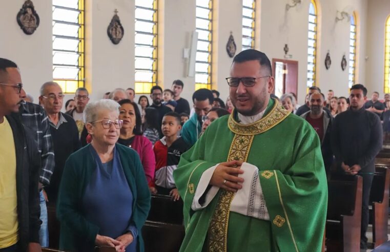 Paroquianos da São Judas cumprimentam padre Matheus