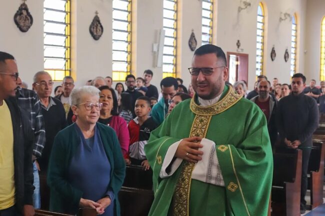 Paroquianos da São Judas cumprimentam padre Matheus