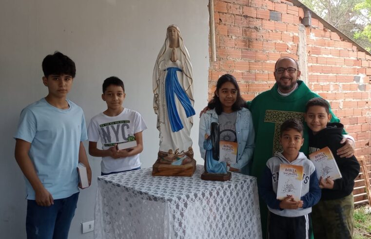 Entrega de Bíblias aos catequizandos da Comunidade Nossa Senhora de Lourdes