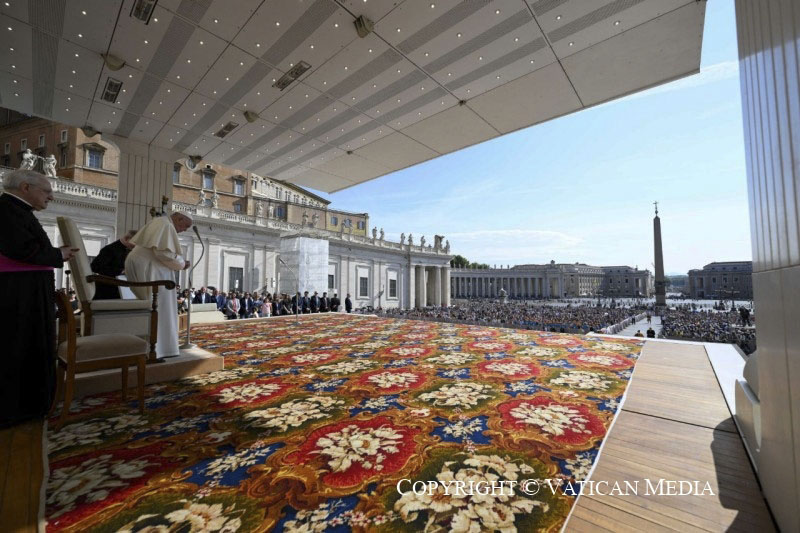 Papa Francisco reza diante das relíquias de Santa Mônica