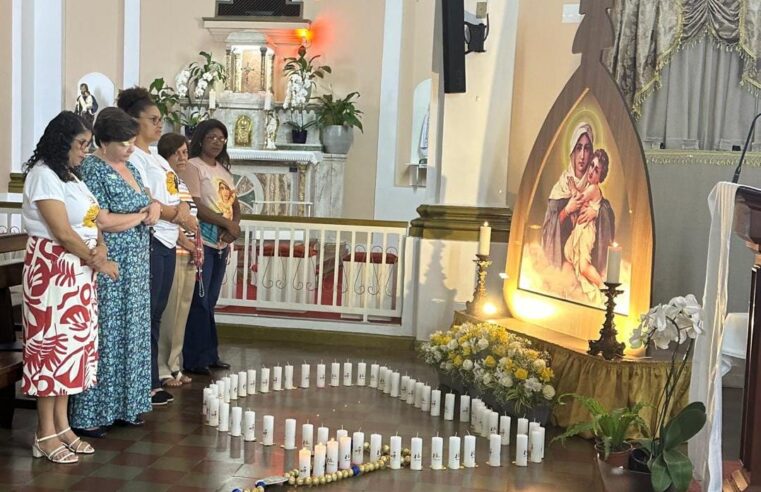 Coroação da Mãe Peregrina na igreja do Quartel