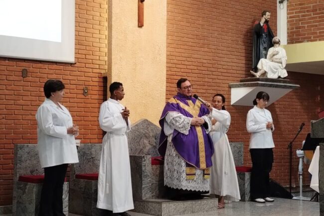 Padre Enéas e padre Donizetti celebraram missas na São Camilo