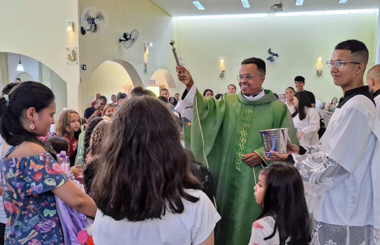 Neo-sacerdote padre Carlos celebra missa na Aparecida