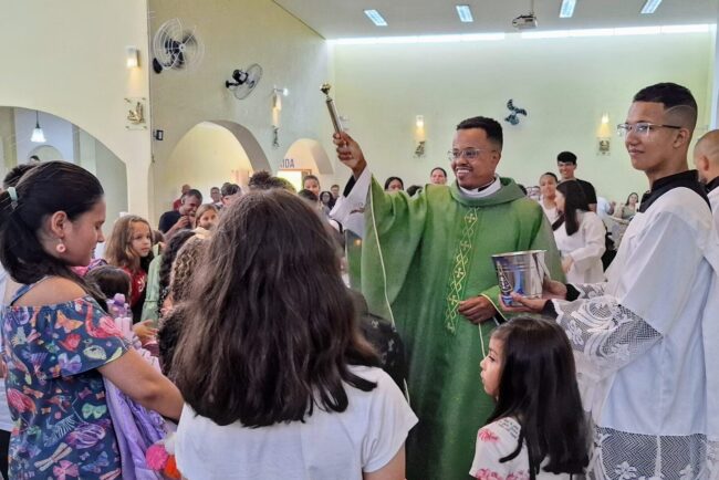 Neo-sacerdote padre Carlos celebra missa na Aparecida