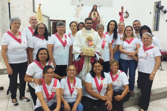 Padre Luís Gracio celebra missa do Sagrado Coração de Jesus em sua nova paróquia