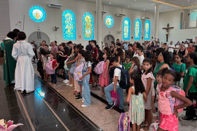 Benção das mochilas na Paróquia São Cristóvão