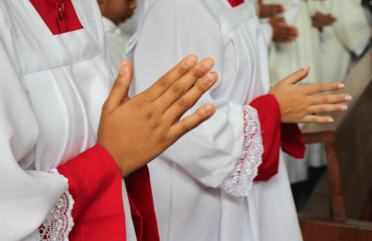 Paróquias realizam formação para novos acólitos e pequenos acólitos