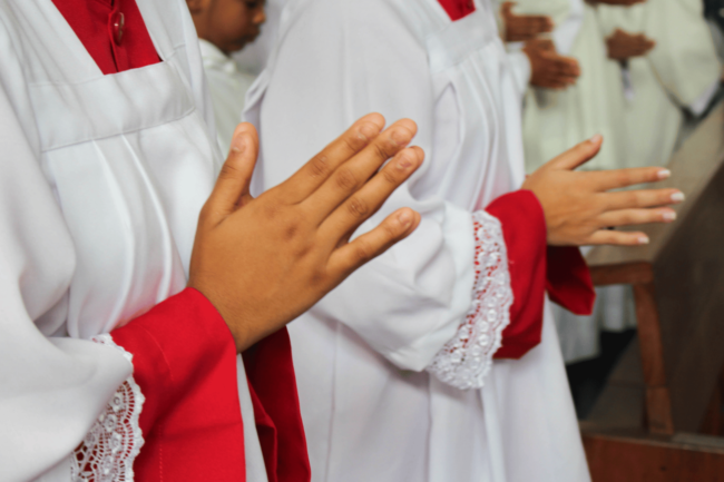 Paróquias realizam formação para novos acólitos e pequenos acólitos