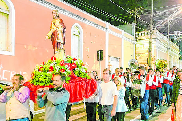 Fiéis celebram Solenidade do Sagrado Coração  de Jesus com missa solene e  procissão